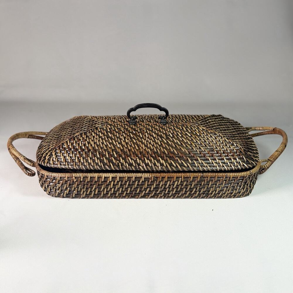 Gorgeous Vtg Woven Rattan Casserole Carrier Basket w/ Lid Two-Tone Wicker 9x13